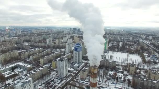 4K Aerial. Труба городской электростанции с дымом. Полет с понижением камеры — стоковое видео