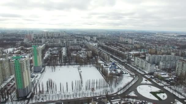4k antenn. Stadskvarter i av Kiev, huvudstaden i Ukraina. Flygning med minskning — Stockvideo