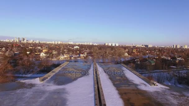 4K Aerial. Зимнее утро в пригороде с пустым заброшенным шоссе — стоковое видео