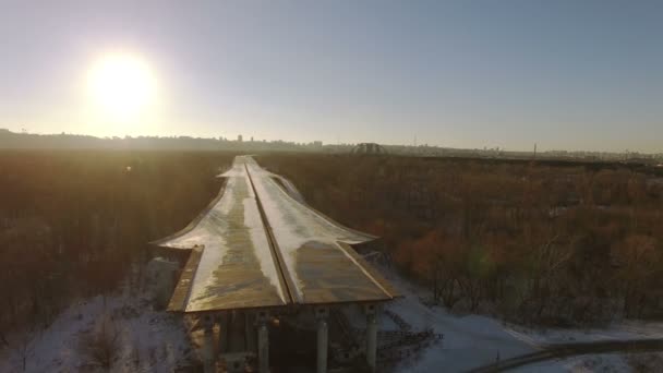 4k luchtfoto. Onvoltooide verlaten snelweg in de buitenwijk van de stad in de avond zon. — Stockvideo