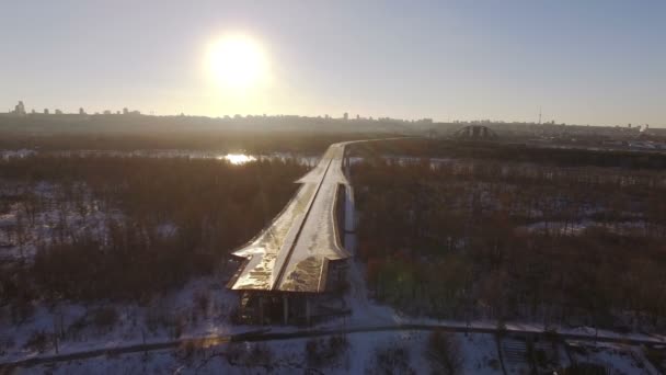 4K Aerial. Незаконченное заброшенное шоссе в пригороде города под вечерним солнцем . — стоковое видео
