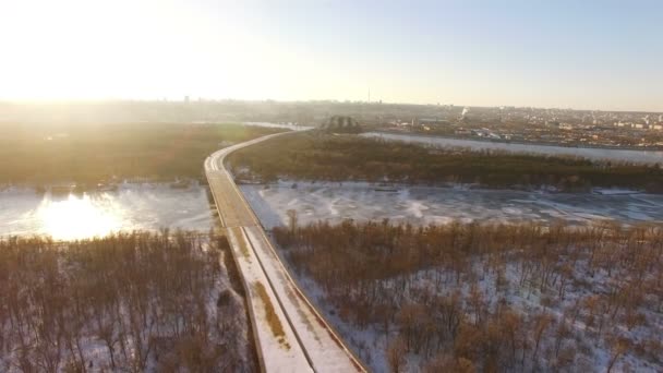 4K Aerial. Незаконченное заброшенное шоссе в зимнем пригороде города. Городской пейзаж — стоковое видео