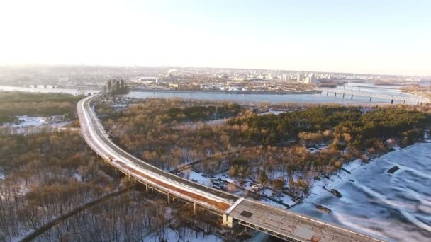 4 k Aerial.Abandoned snelweg in winter buitenwijk van de stad. Stedelijk landschap, laterale vlucht — Stockvideo