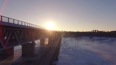  4k hava. Günbatımı bitmemiş boş karayolu, ışık güneş yamalar üzerinde