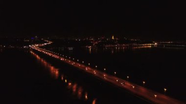  4k hava. Gece uçuşu arabalı Nehri köprüsü üzerinde