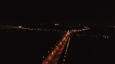  4k hava. Köprü Nehri araçlarda hareketi. Gece çekimi