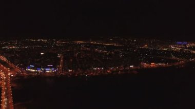  4k hava. Gece uçuşu karayolu ile otomobil ve şehir üzerinde yangınları. Panorama