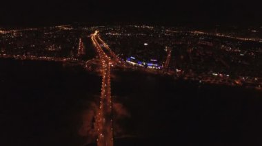  4k hava. Gece uçuşu karayolu ile otomobil ve şehir üzerinde yangınları. Kamera eğim
