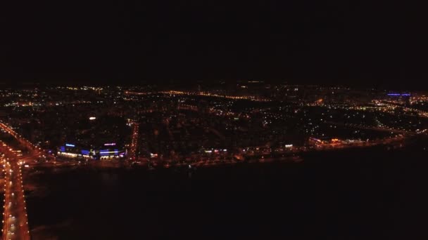4k luchtfoto. Nachtvlucht over snelweg met auto's en stad branden. Panorama — Stockvideo