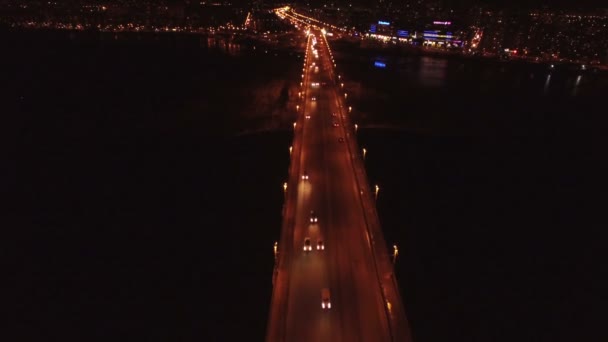 4k antenowe. Pożarów samochodów na autostradzie, most nad rzeką w nocy — Wideo stockowe