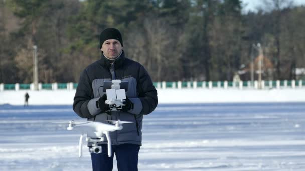 Movimento lento. Homem opera drone voador com câmera para sistema de transmissor de rádio . — Vídeo de Stock