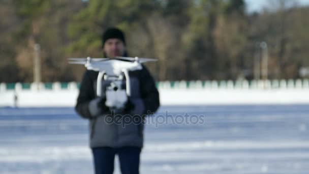 Αργή κίνηση. Man λειτουργεί φέρουν drone με κάμερα για ραδιοφωνικό πομπό σύστημα. — Αρχείο Βίντεο