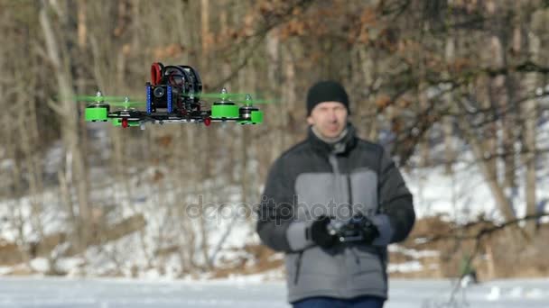 Movimento lento. Homem opera pequeno drone voador com câmera para sistema de transmissor de rádio . — Vídeo de Stock