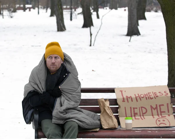 Dakloze man in winter stad — Stockfoto