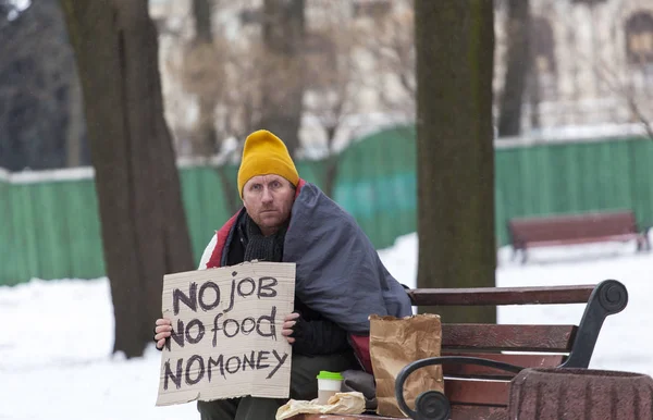 Hombre mendigo sin hogar en la ciudad de invierno —  Fotos de Stock