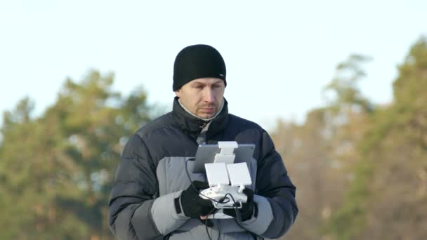 4K. Uomo con console per drone operare Radio trasmettitore System . — Video Stock