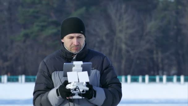 4K. Hombre con consola para drone operar Sistema de transmisor de radio . — Vídeo de stock
