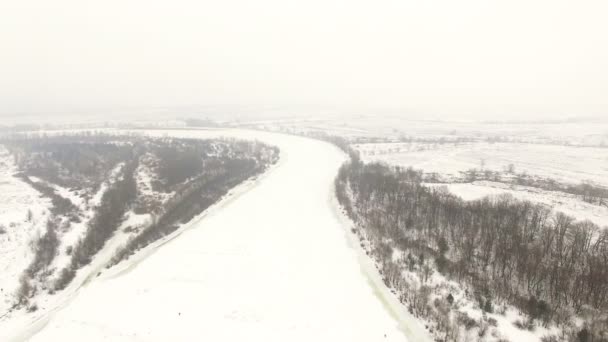 4k letecké. Zamrzlou řeku a mlha. Krajina — Stock video
