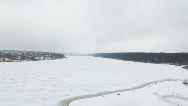 4 k 공중. 얼어붙은 호수 위로 수직 비행입니다. 조 경 — 비디오