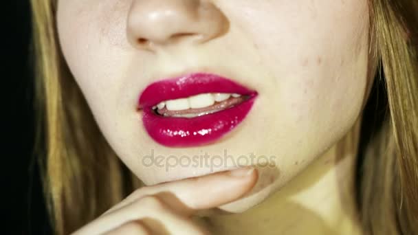 4 k. μοντέλο νεαρή κοπέλα με λαμπρά αποτελείται από τα χείλη. Περικομμένη εικόνα — Αρχείο Βίντεο