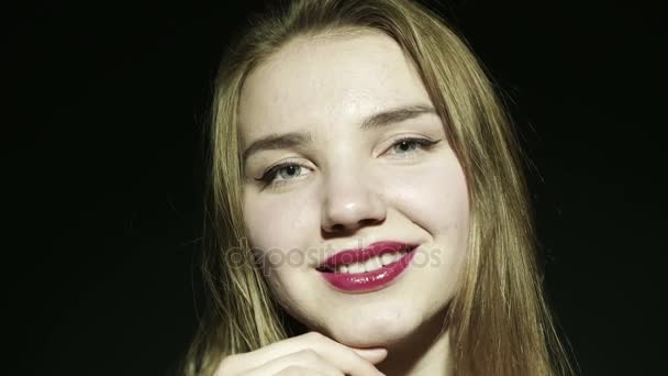 4K. Jovem cara modelo menina atraente com lábios brilhantemente composta . — Vídeo de Stock