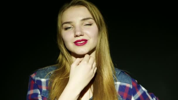 4k. attraktive junge Mädchen Modell posiert — Stockvideo