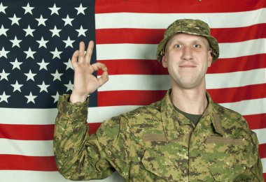 Amerikan bayrağı uluslararası sjgn karşı asker stand gülümseyen herşey yolunda