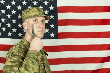 Kamuflaj Boya Amerikan bayrağı karşı yanağına asker. Portre
