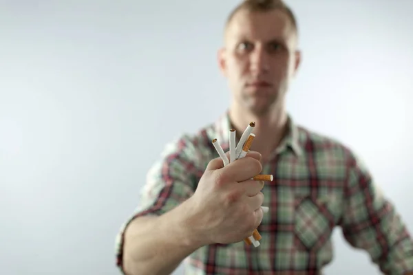 금연을 시도 하는 남자. Rumple 손 개념적 이미지에 담배. — 스톡 사진