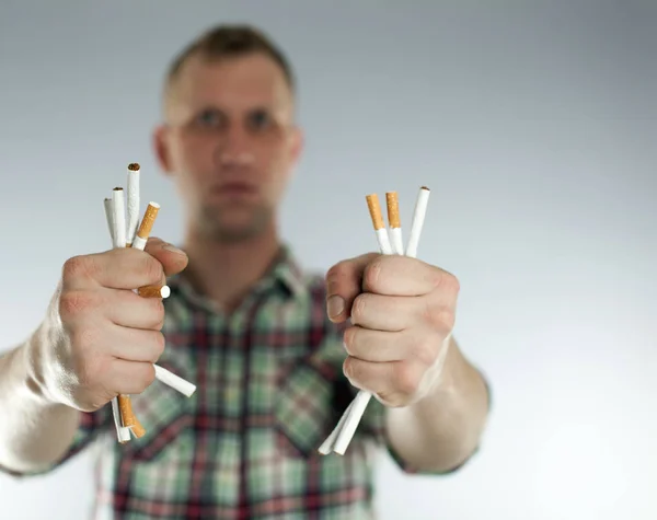 Ember próbál leszokni a dohányzásról. Nem a szenvedélybetegségek! Fogalmi kép. Stock Kép