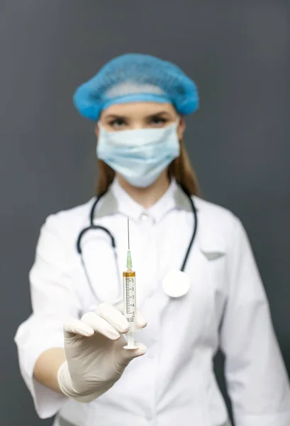 Médico, enfermera enmascarada con jeringa para inyección —  Fotos de Stock