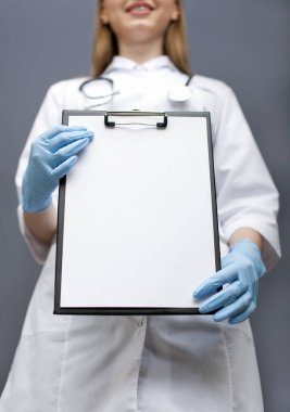 Kadın doktor, hemşire kağıt tablet ile. Resim kırpılmış, metin için yer