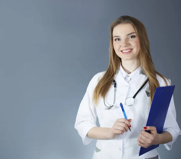 Atractivo médico mujer, enfermera sosteniendo tableta de papel, lugar para el texto — Foto de Stock