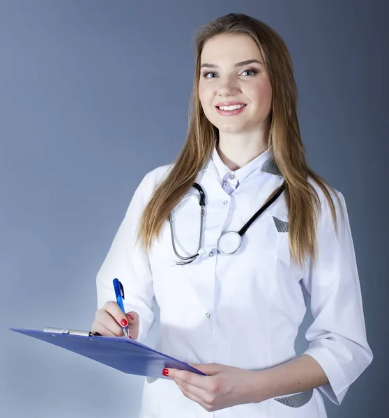 Attraktive lächelnde Ärztin, Krankenschwester mit Papiertablette und Stift — Stockfoto