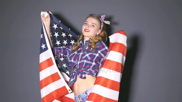 Sexy jeune fille danse avec le drapeau américain et sourire. Mouvement lent — Video