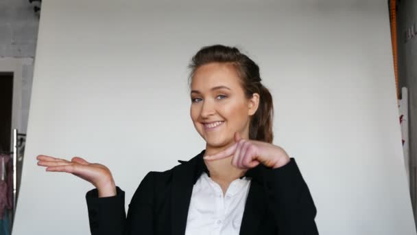 Modelo de mulher bonita 4K.Smiling mostrar emoções com as mãos em estúdio — Vídeo de Stock