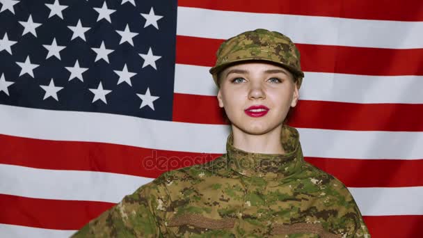 Pěkná holka vojáků s make-up pozdrav před námi vlajka — Stock video
