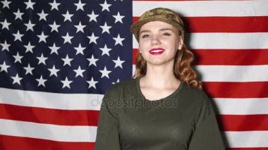  4 k. genç kız makyaj askerlerle zafer bize bayrağı önünde oturum açarım