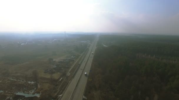 4K Aerial. Sobre a estrada do subúrbio com carro no dia nebuloso nublado — Vídeo de Stock