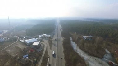  4k hava. Sisli bulutlu gün arabaya banliyösü karayolu üzerinde