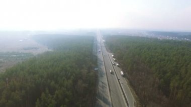  4k hava. Sisli bulutlu gün arabaya banliyösü karayolu üzerinde