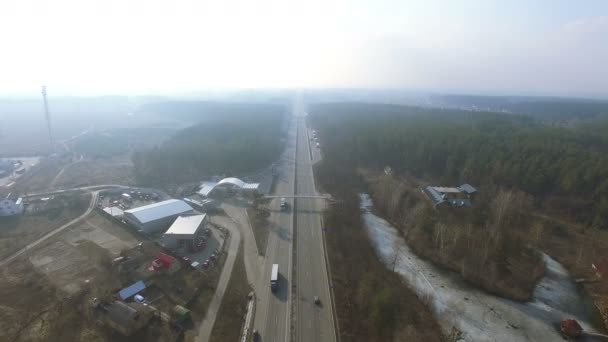 4K Aerial. Peste autostrada suburbie cu masina in ceata zi tulbure — Videoclip de stoc