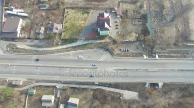  4k hava. Arabalı Otoban. Üstten Görünüm, yanal uçuş 