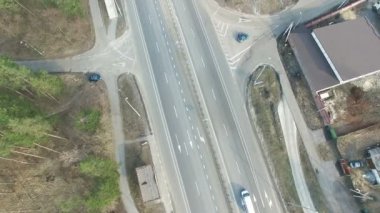  4k hava. Arabalı Otoban. Dönüş ile Üstten Görünüm