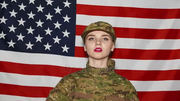 4 κ. νεαρό κορίτσι στρατιώτες υπογράψει νίκη και να αυξήσει τη γροθιά του μπροστά από την αμερικανική σημαία — Αρχείο Βίντεο