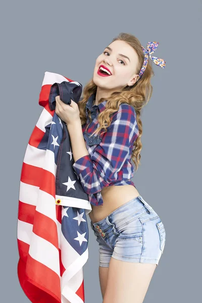 Atractiva joven con bandera americana en pose coqueta —  Fotos de Stock