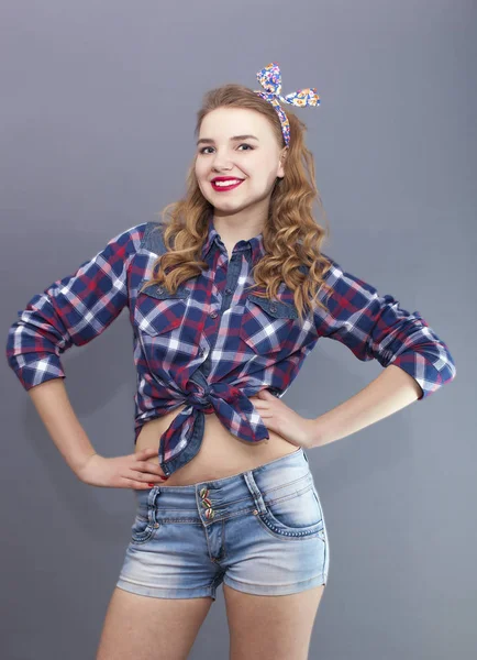  Bize cinsel kız stile standı önünde gri arka plan ve gülümseme