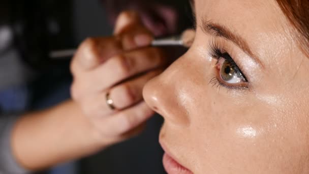 Modello 4K.Woman fare il trucco. Faccia da vicino, mettendo la crema da spugna — Video Stock