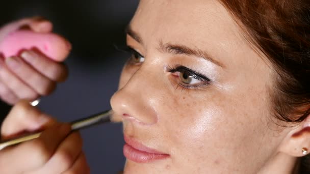 Modelo 4K.Woman hacer maquillaje. Cara de cerca, poniendo crema — Vídeos de Stock