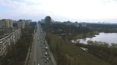  4k hava. Araba ile şehir Otoban. Trafik sorun 